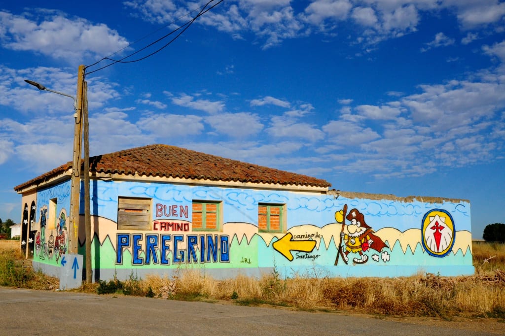 Murale colorato con la scritta "Benvenuti a Palas de Rei", una delle tappe sul Cammino di Santiago.